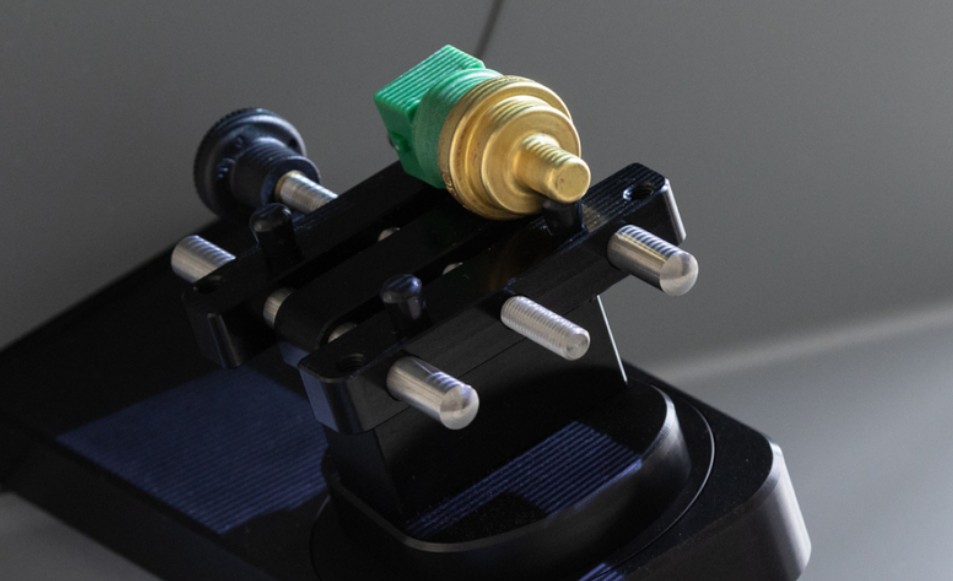 3Dスキャナーで精密部品をスキャン